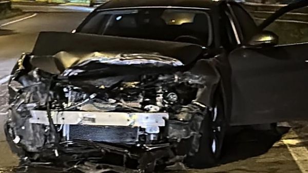 Auto contro il guardrail dopo la rotonda presa ad alta velocità: illesi tre giovani ad Antegnate