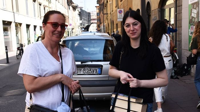 bergamo ottocento in coda al libraccio per riempire la borsa di libri in 20 minuti