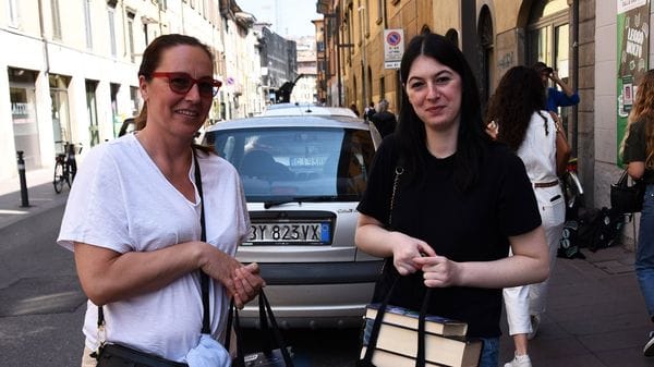 Bergamo, ottocento in coda al Libraccio per riempire la borsa di libri in 20 minuti