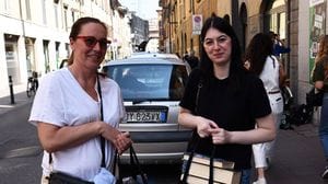 Bergamo, ottocento in coda al Libraccio per riempire la borsa di libri in 20 minuti
