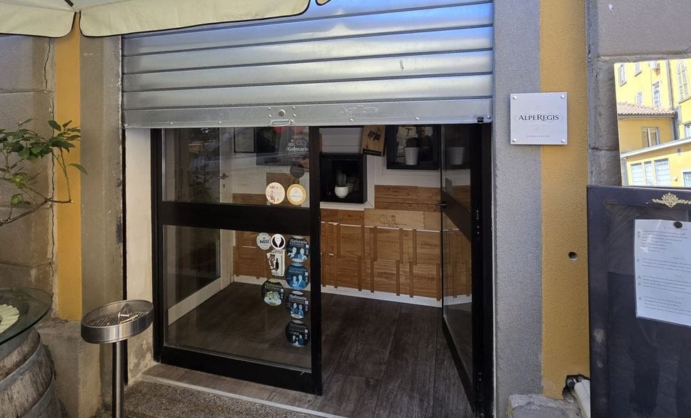 Entra in un ristorante e tenta il furto: sorpresa dal titolare dietro al frigo