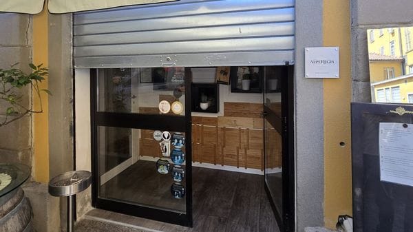 Entra in un ristorante e tenta il furto: sorpresa dal titolare dietro al frigo