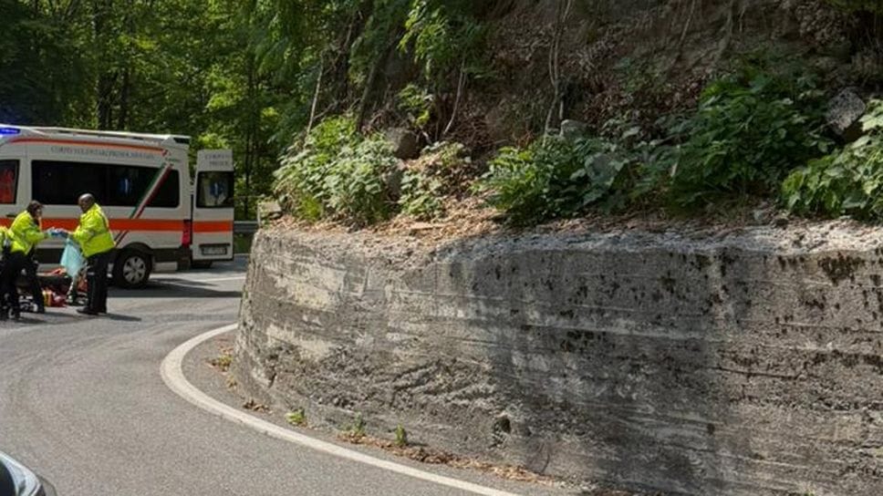 Moto invade la corsia opposta dopo la caduta: ferito un 64enne a Oneta