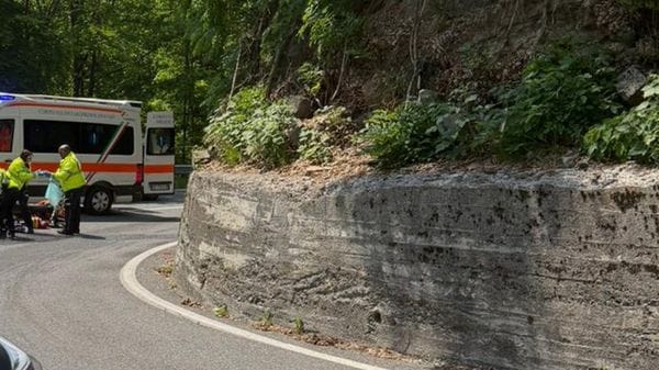 Moto invade la corsia opposta dopo la caduta: ferito un 64enne a Oneta