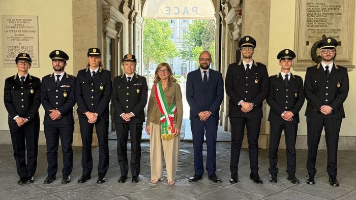 https://storage.ecodibergamo.it/media/photologue/2026/5/25/photos/cache/bergamo-rafforza-la-polizia-locale-sei-nuovi-ufficiali-operativi-sul-territorio_9c53cf72-5864-11f1-ad6b-fba6a2155a3b_1920_1080_v3_large_16_9.jpg