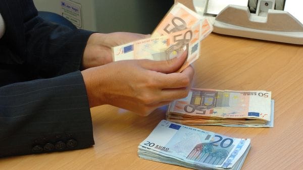 Da Bergamo ai Paesi d’origine: nel 2025 trasferiti 151,4 milioni