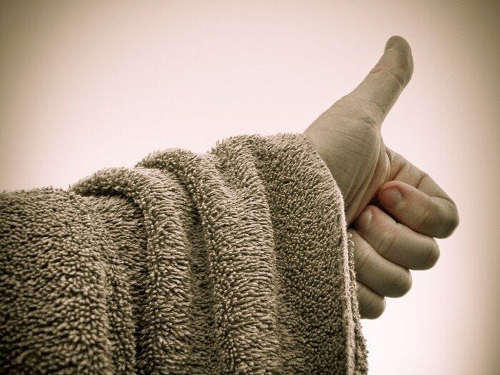 È il Towel Day, dedicato a Douglas Adams e alla sua 'Guida galattica per autostoppisti'