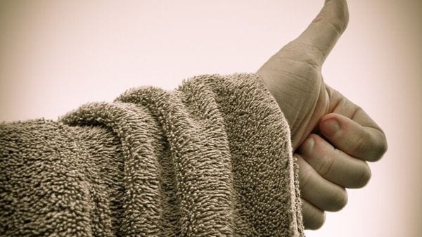 È il Towel Day, dedicato a Douglas Adams e alla sua 'Guida galattica per autostoppisti'