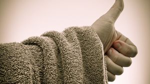 È il Towel Day, dedicato a Douglas Adams e alla sua 'Guida galattica per autostoppisti'
