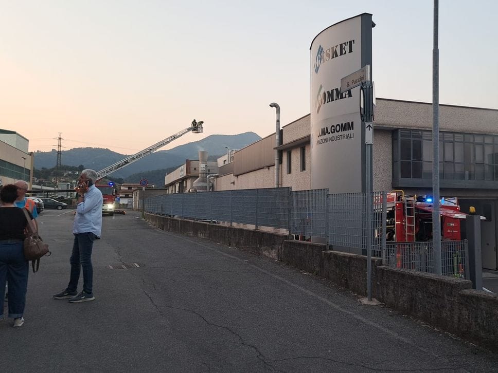 Incendio in un’azienda di materiale plastico a Villongo, due operai intossicati- Foto