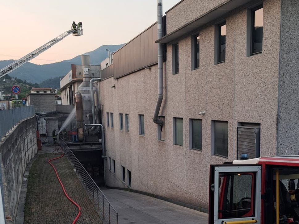 Incendio in un’azienda di materiale plastico a Villongo, due operai intossicati- Foto