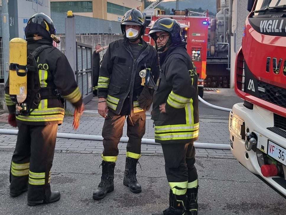 Incendio in un’azienda di materiale plastico a Villongo, due operai intossicati- Foto