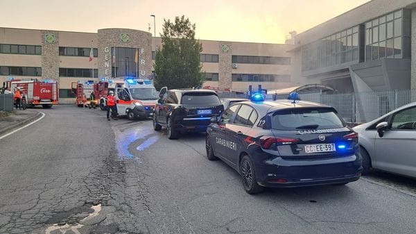 Incendio in un’azienda di materiale plastico a Villongo, due operai intossicati- Foto