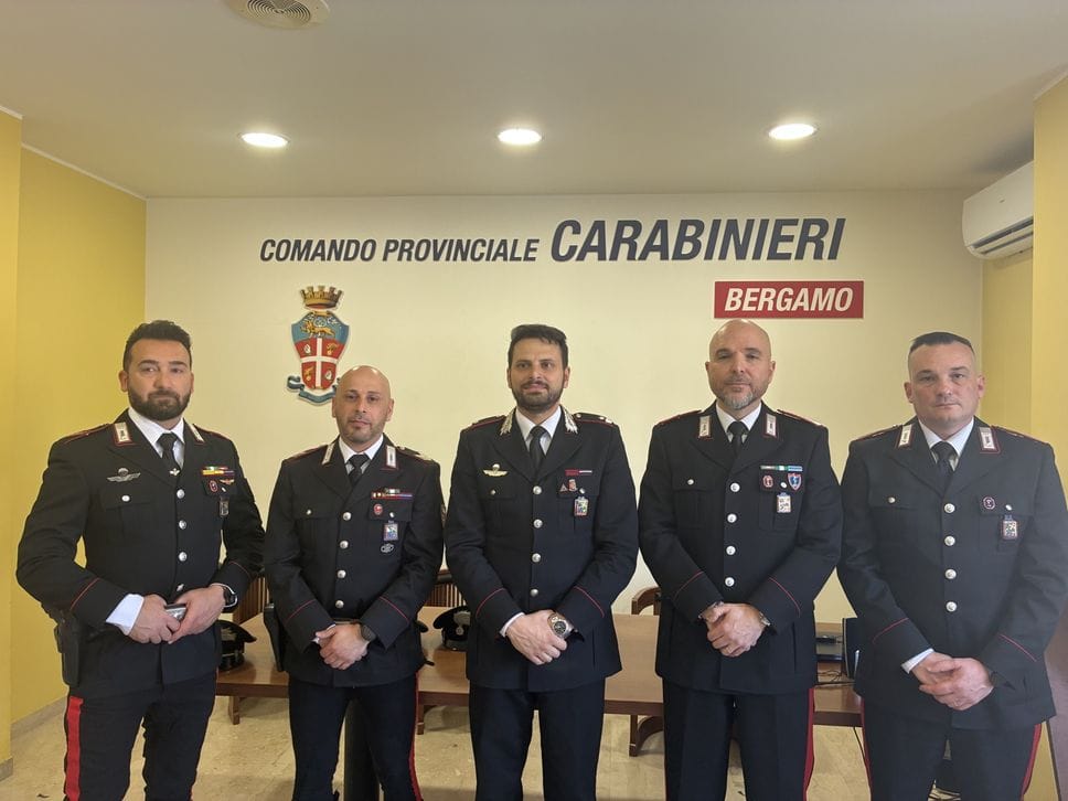 Minaccia di gettarsi dalla finestra a scuola a Bergamo,  salvata dai carabinieri: «In noi ha trovato dei papà» - Foto e video