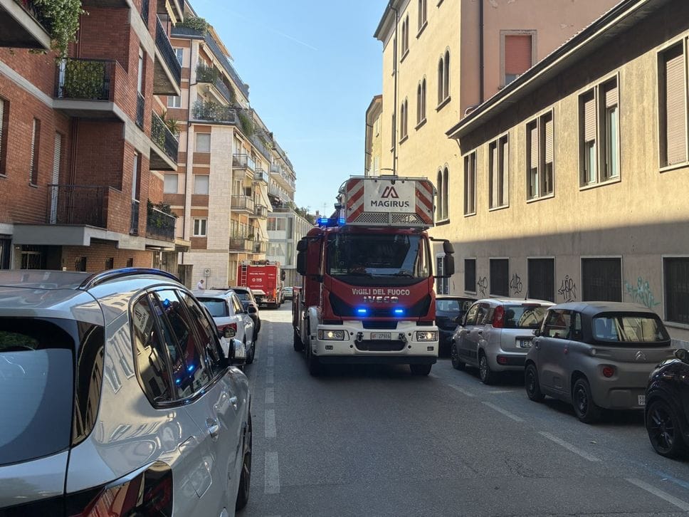Minaccia di gettarsi dalla finestra a scuola a Bergamo,  salvata dai carabinieri: «In noi ha trovato dei papà» - Foto e video