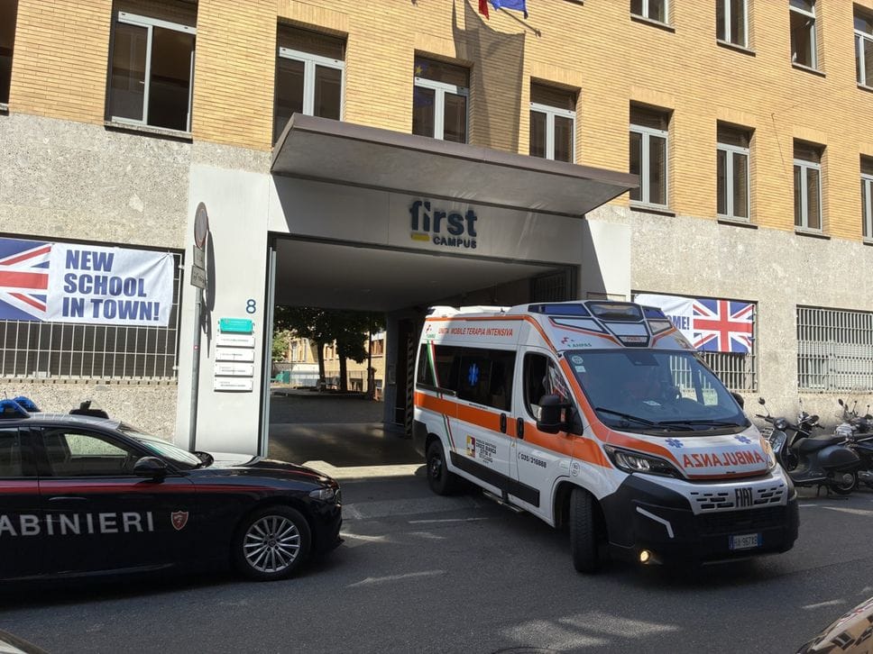 Minaccia di gettarsi dalla finestra a scuola a Bergamo,  salvata dai carabinieri: «In noi ha trovato dei papà» - Foto e video
