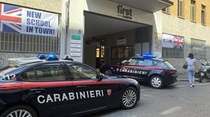 Minaccia di gettarsi dalla finestra a scuola a Bergamo,  salvata dai carabinieri: «In noi ha trovato dei papà» - Foto e video