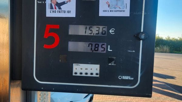 Greenpeace, 'adesivi di Trump e Meloni su pompe benzina, responsabili degli aumenti'