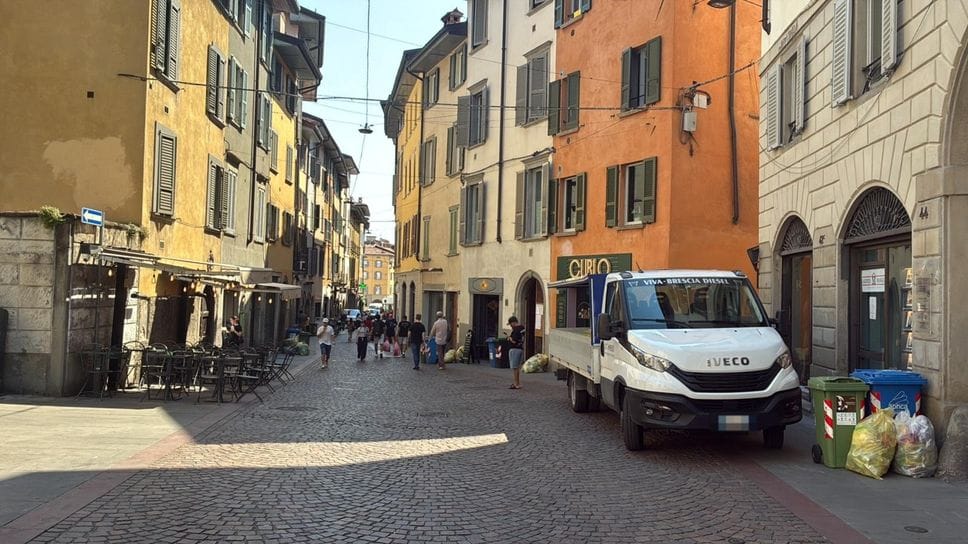 Malore in via Sant’Alessandro a Bergamo, 69enne soccorso in codice rosso