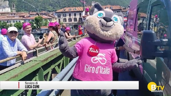 Sarnico, il passaggio del Giro d'Italia di ciclismo