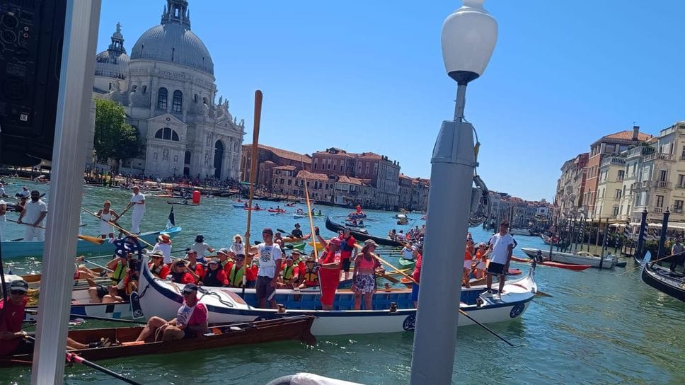 In gondola sull’Adda, intanto le «prove generali» a Venezia
