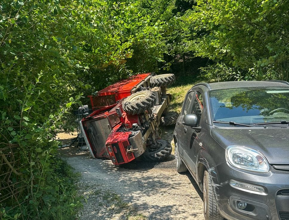 Mototrattore si ribalta nei boschi sopra Sorisole: grave  65enne