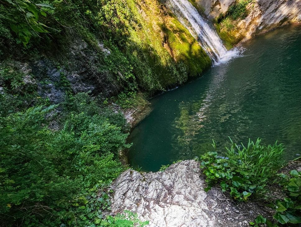 Si tuffa in una pozza di un fiume a Luzzana e non riemerge, gravissimo 14enne