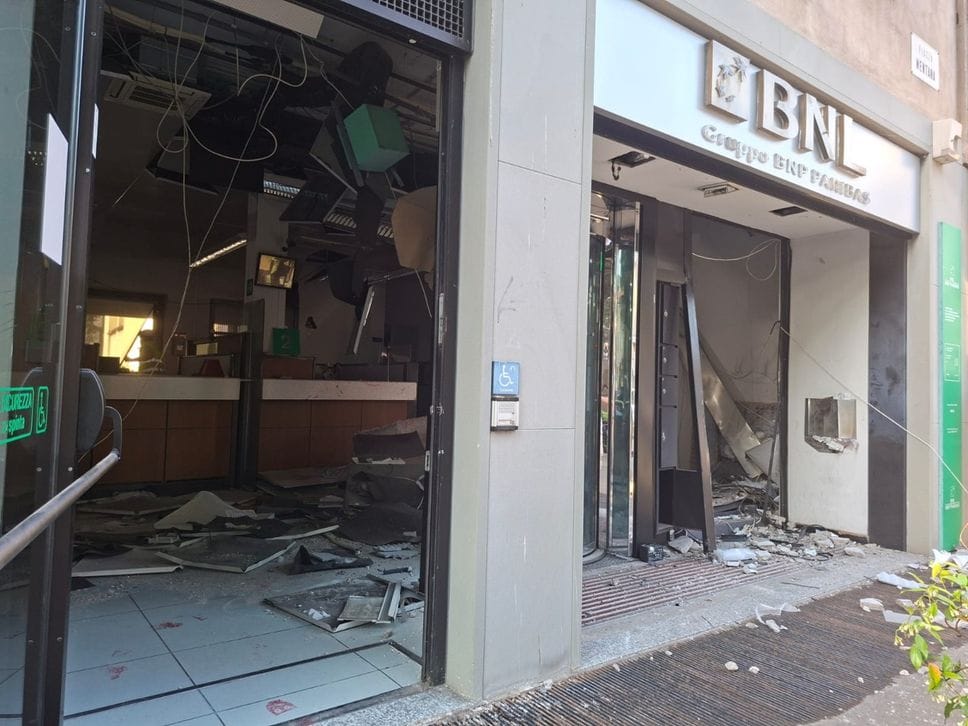 Treviglio, fanno esplodere il bancomat della Bnl: banditi in fuga con il bottino - Foto e video