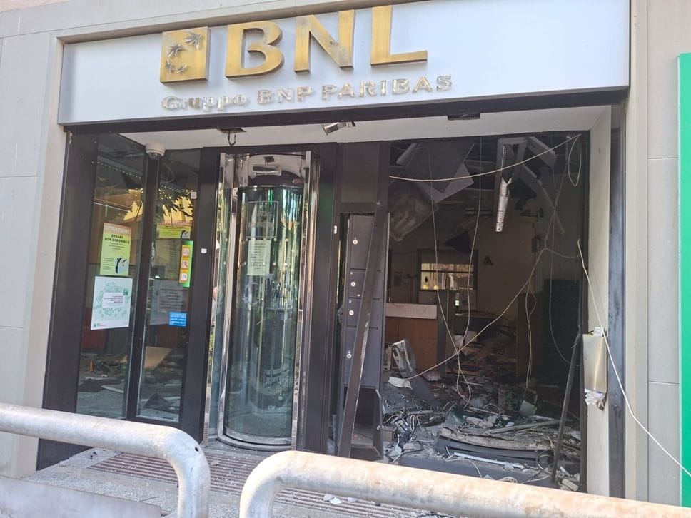 Treviglio, fanno esplodere il bancomat della Bnl: banditi in fuga con il bottino - Foto e video