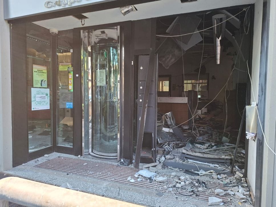 Treviglio, fanno esplodere il bancomat della Bnl: banditi in fuga con il bottino - Foto e video
