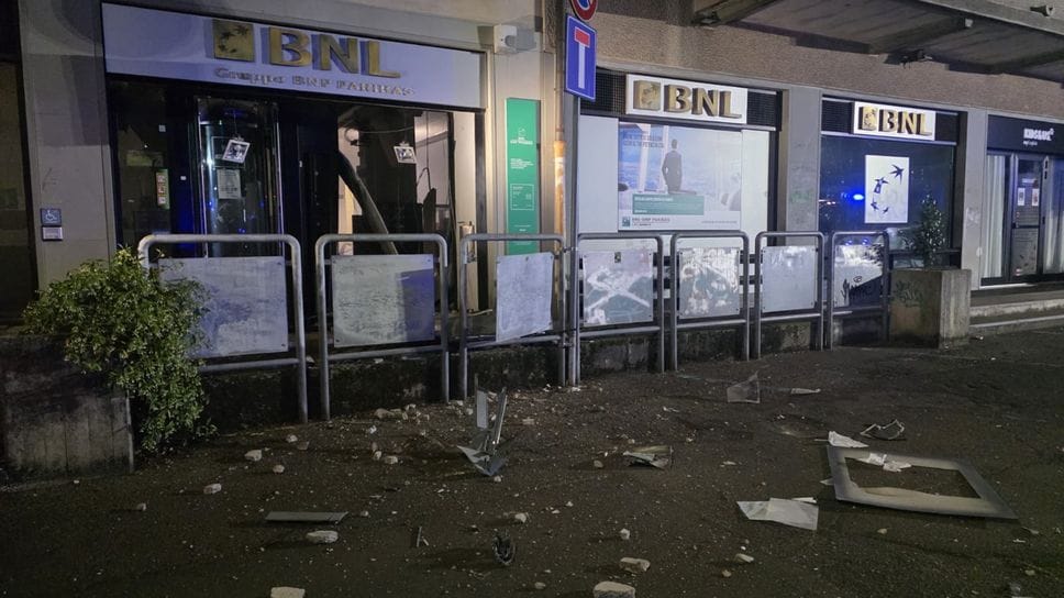 Treviglio, fanno esplodere il bancomat della Bnl: banditi in fuga con il bottino - Foto e video