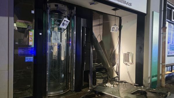 Treviglio, fanno esplodere il bancomat della Bnl: banditi in fuga con il bottino - Foto e video