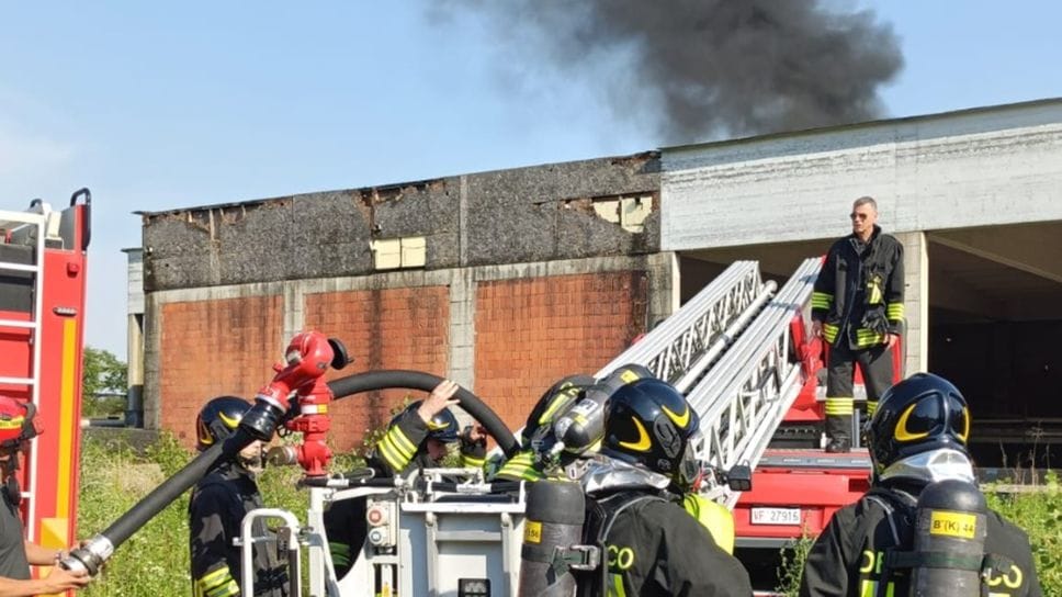 Treviolo, incendio al cantiere del polo scolastico: intervengono i vigili del fuoco