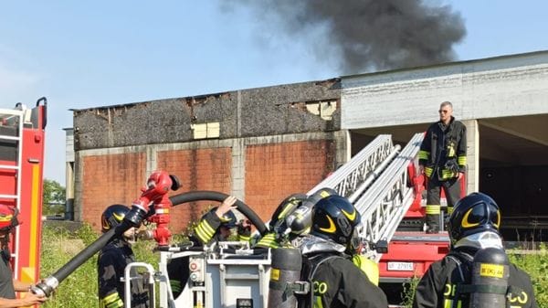 Treviolo, incendio al cantiere del polo scolastico: intervengono i vigili del fuoco