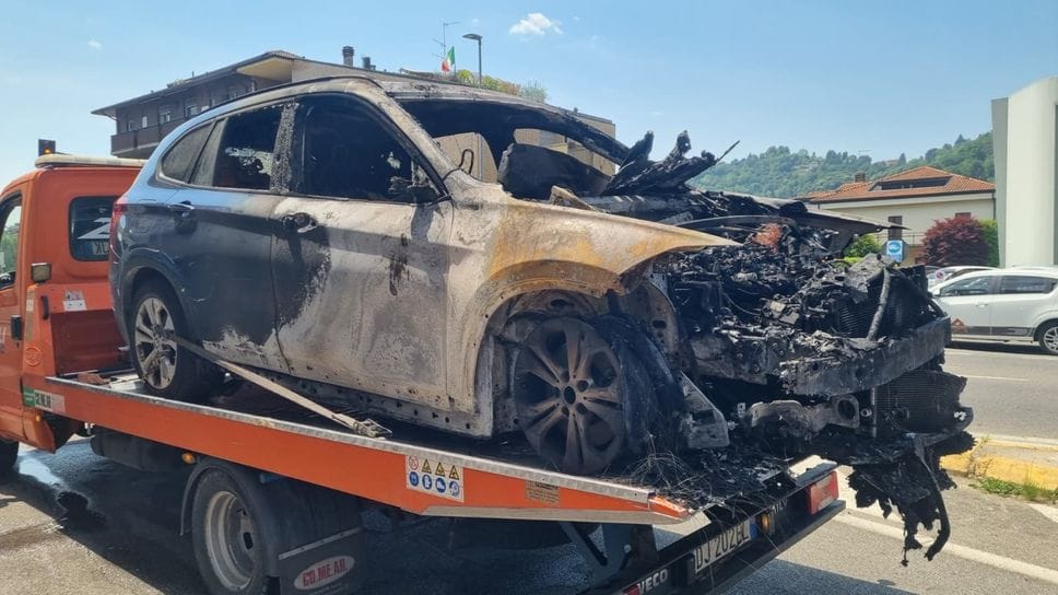 Ponteranica, brucia un suv in via Pontesecco: non ci sono feriti - Foto