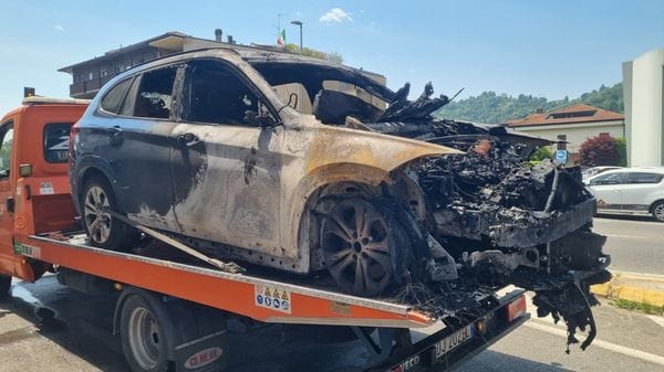 Ponteranica, brucia un suv in via Pontesecco: non ci sono feriti - Foto