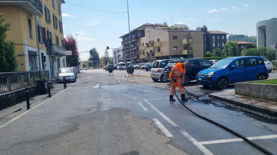 Ponteranica, brucia un suv in via Pontesecco: non ci sono feriti - Foto