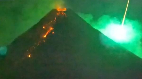 Una meteora esplode sopra un vulcano in eruzione nelle Filippine
