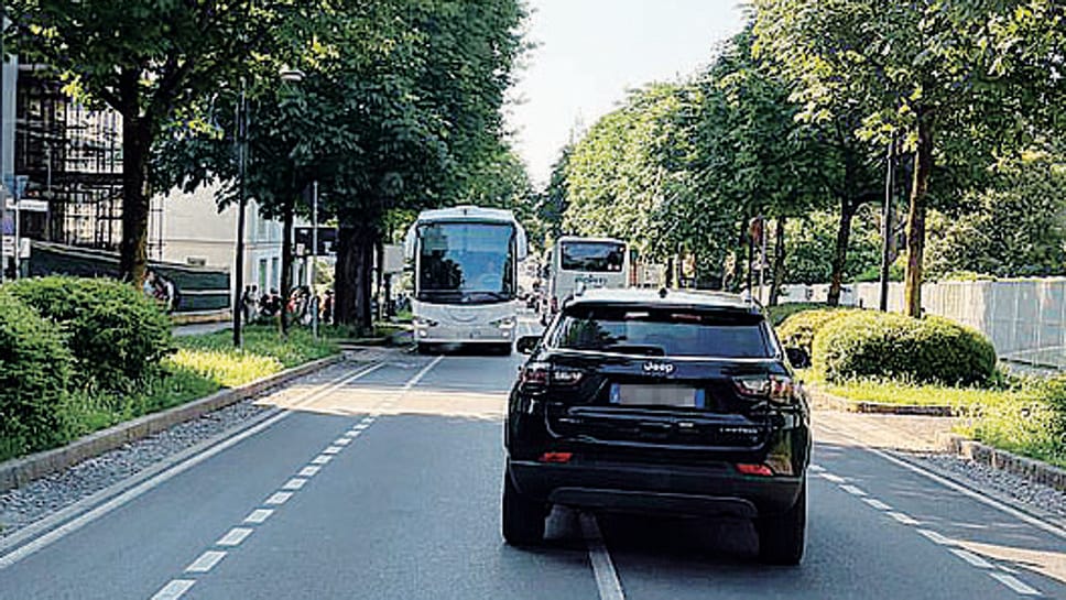 Bergamo: i bus turistici soffocano Viale Vittorio Emanuele. «Presto divieti e nuove linee Atb»