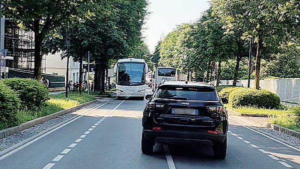 Bergamo: i bus turistici soffocano Viale Vittorio Emanuele. «Presto divieti e nuove linee Atb»