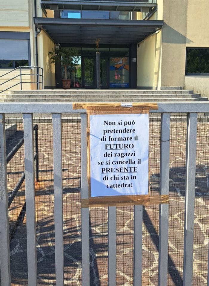 Grumello, sciopero davanti a Ikaros: «Stipendi non pagati da mesi, non ci fermiamo finché tutti avranno risposte»