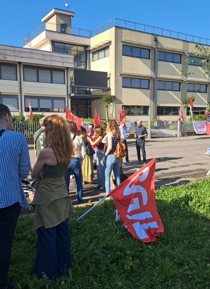 Grumello, sciopero davanti a Ikaros: «Stipendi non pagati da mesi, non ci fermiamo finché tutti avranno risposte»