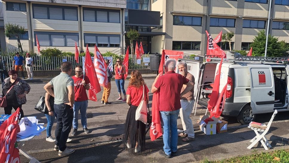 Grumello, sciopero davanti a Ikaros: «Stipendi non pagati da mesi, non ci fermiamo finché tutti avranno risposte»