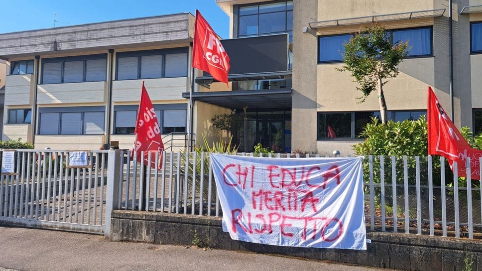 Grumello, sciopero davanti a Ikaros: «Stipendi non pagati da mesi, non ci fermiamo finché tutti avranno risposte»