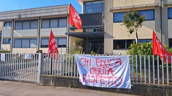 Grumello, sciopero davanti a Ikaros: «Stipendi non pagati da mesi, non ci fermiamo finché tutti avranno risposte»