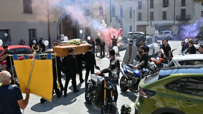 https://storage.ecodibergamo.it/media/photologue/2026/5/29/photos/cache/nel-nostro-cuore-kevin-non-puo-morire-palloncini-e-rombo-di-moto-ad-antegnate_95056d86-5b64-11f1-ad6b-fba6a2155a3b_1920_1080_v3_large_16_9.jpeg