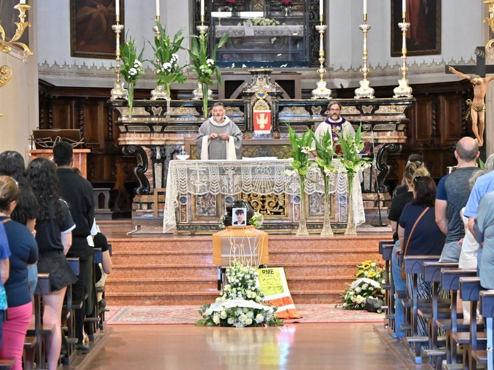 «Nel nostro cuore Kevin non può morire». Palloncini e rombo di moto ad Antegnate per l’addio al 24enne
