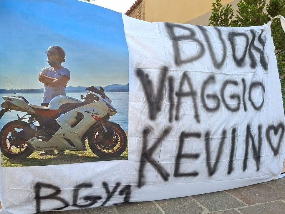 «Nel nostro cuore Kevin non può morire». Palloncini e rombo di moto ad Antegnate per l’addio al 24enne