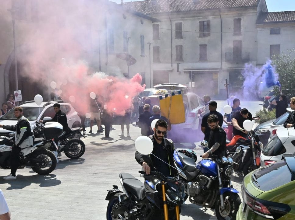 «Nel nostro cuore Kevin non può morire». Palloncini e rombo di moto ad Antegnate per l’addio al 24enne