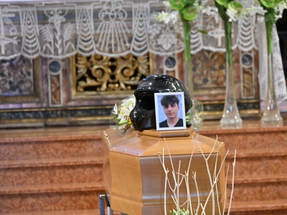 «Nel nostro cuore Kevin non può morire». Palloncini e rombo di moto ad Antegnate per l’addio al 24enne